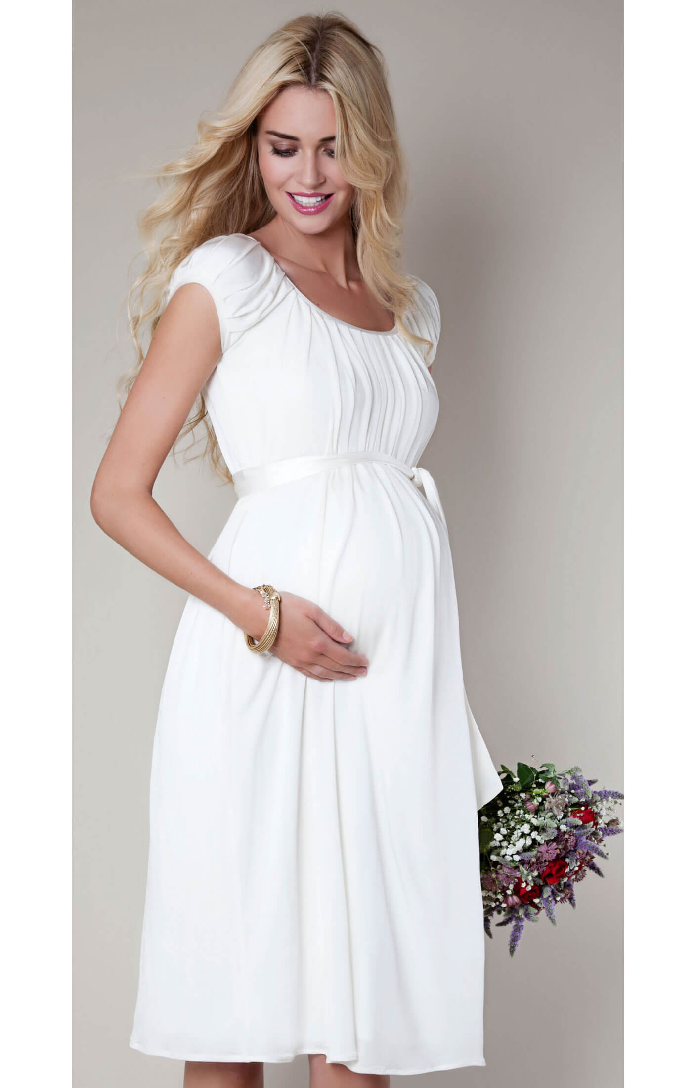 Беременная в белом платье